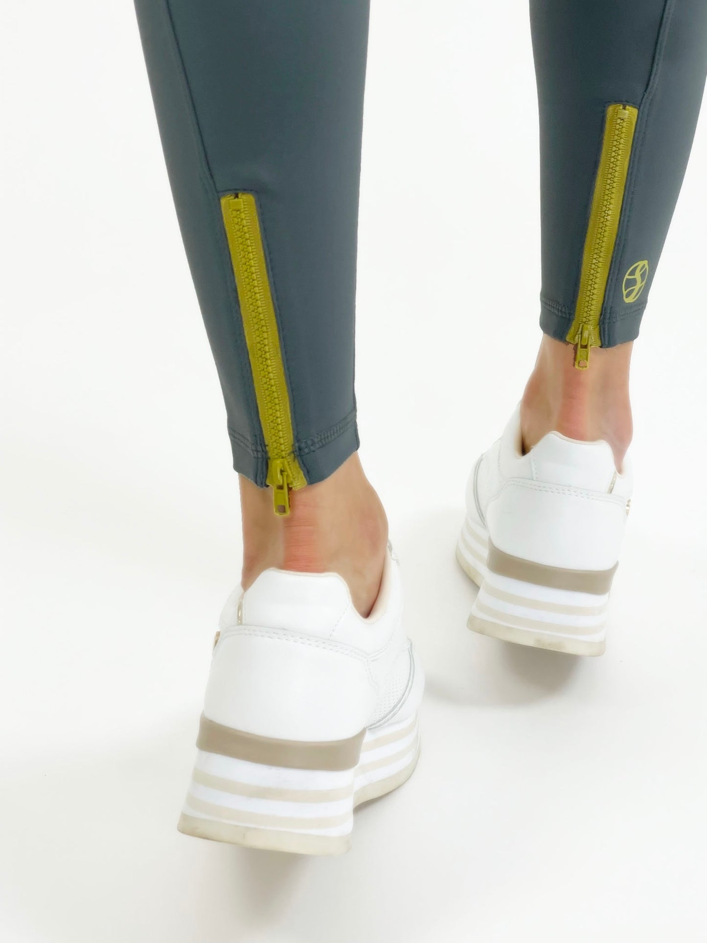 Unbranded Secondchance – Salbeigrüne Cross-Sport-Leggings 